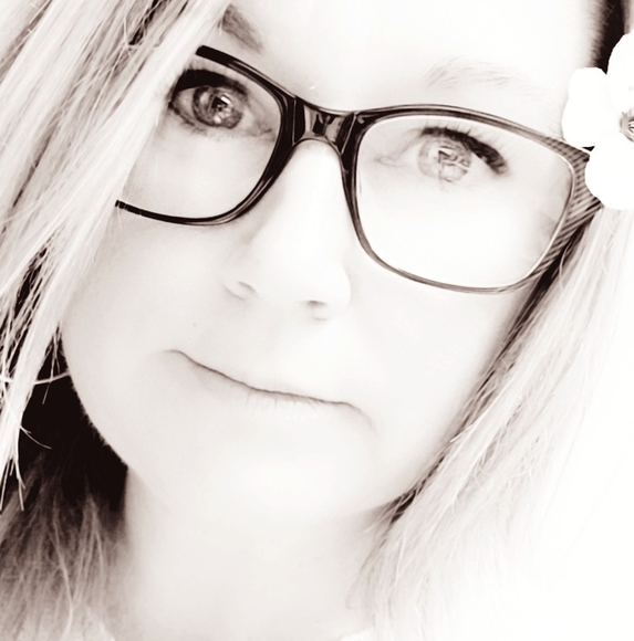 Meet your Posher, Debi - Picture 1 of 1